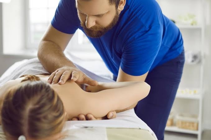 Therapist giving a pain relief massage at Birmingham Wellness Massage in Birmingham